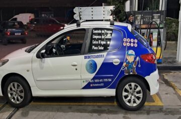 A limpeza de calhas com um profissional garante a remoção eficaz de detritos como folhas, galhos e sujeira, evitando obstruções que podem causar infiltrações, goteiras e outros problemas.